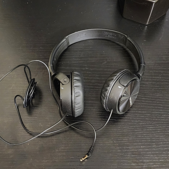Sony Noise Canceling Headphones - Picture 3 of 5